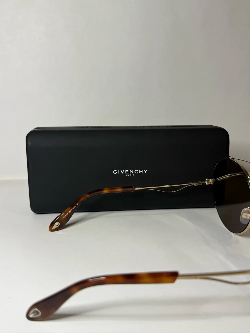 Givenchy classic round